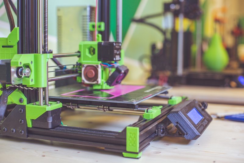 Imprimante 3D Prusa aux pièces vertes dans l’atelier Pear3D