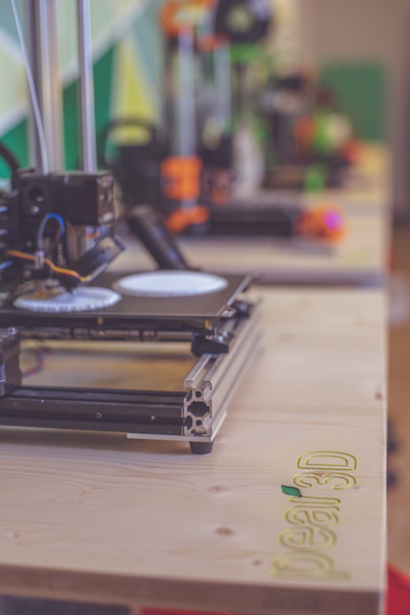 Imprimante 3D sur l’établi, logo Pear3D gravé dans le bois